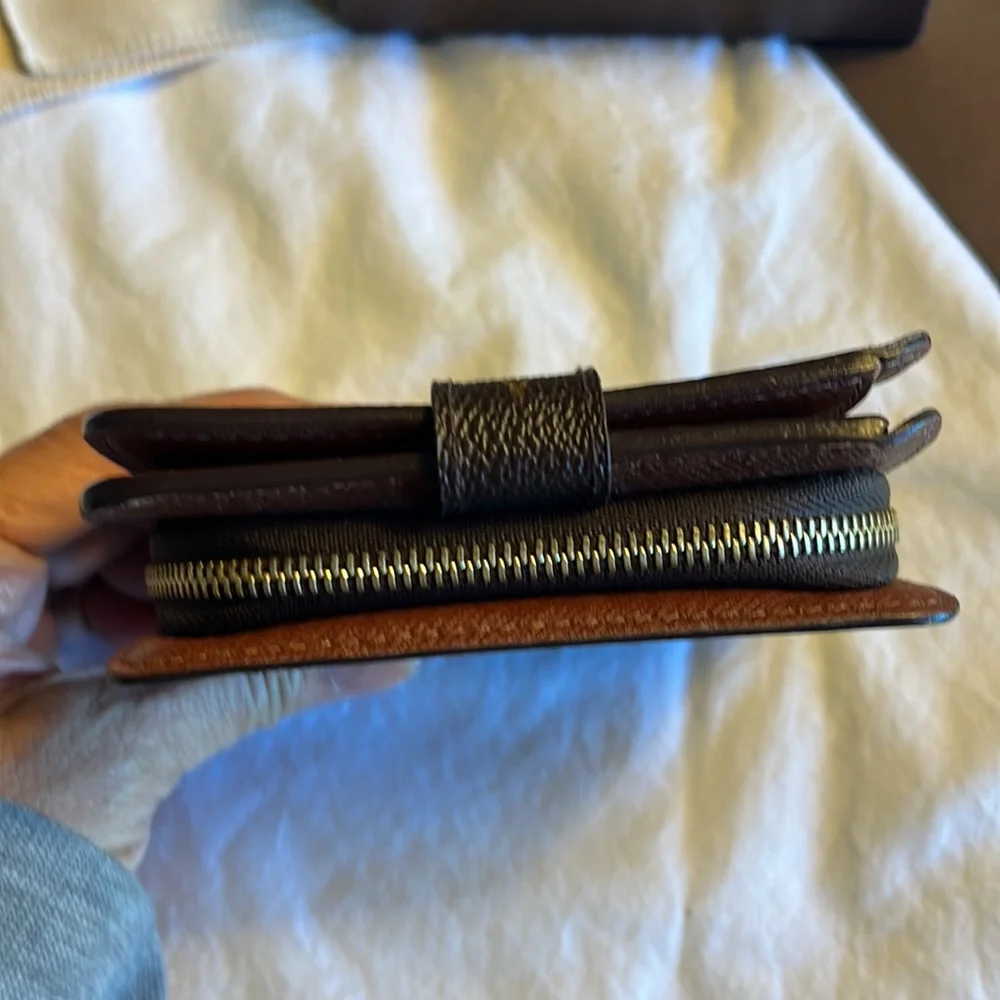 𝐀𝐔𝐓𝐇𝐄𝐍𝐓𝐈𝐂 𝐋𝐎𝐔𝐈𝐒 𝐕𝐔𝐈𝐓𝐓𝐎𝐍 𝐂𝐨𝐦𝐩𝐚𝐜𝐭 𝐖𝐚𝐥𝐥𝐞𝐭 - Picture 5 of 16